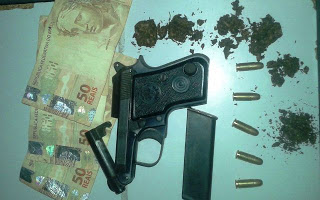 Todo material encontrado com Flavio foi apresentado junto com ele na Coordenadoria de Policia em Serrinha.