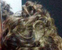 Vítima teve cabelo pintado.