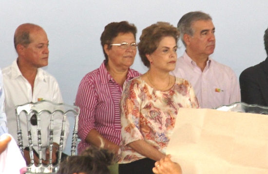 Dilma sob os olhares dos deputados petistas Joseildo, Fátima Nunes e Zé Neto. Foto: Raimundo Mascarenhas