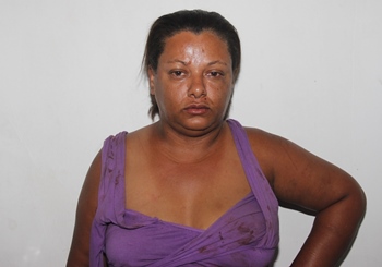 Roupa da assassina marcada com o sangue do cunhado.