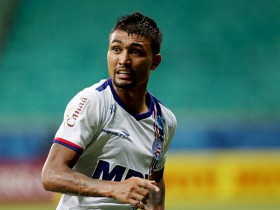 No Bahia, Kieza já vivia um 'caso de amor' já que sua namorada é ex-musa do Leão.