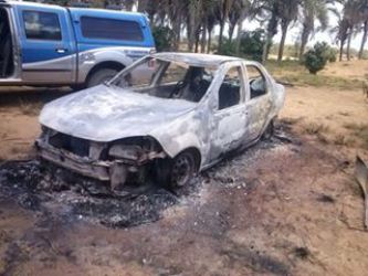 Veículo da vítima foi incendiado.