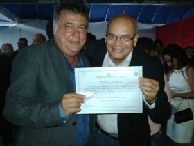 Professor (usando terno preto) comemora grande reconhecimento.