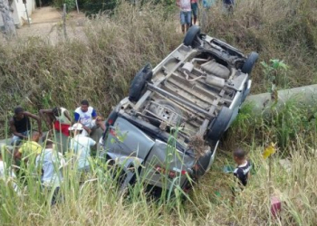 Van cai em ribanceira e deixa 11 pessoas feridas na BA-502