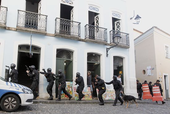 Polícia de Operações Especializadas da Civil (COE) simula ação antiterrorismo no centro Histórico de Salvador. Foto: Carla Ornelas/GOVBA