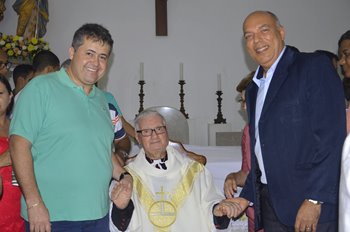 Deputado ao lado do monsenhor que completou 99 anos.