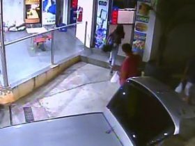 Câmeras flagram mulher entrando no banheiro pela segunda vez no posto