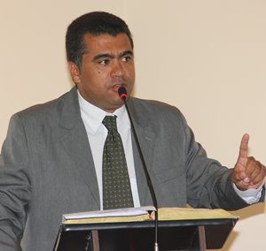Vereador Marcelo vestiu a camisa da greve e disse que vai permanecer até que o prefeito atenda as reivindicações.
