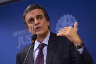 "A presidente não se abaterá e nem deixará de lutar", diz Cardozo