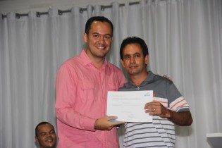 Marciel entregou o certificado de garçom a Enéas Lima Pinto.