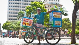 Vendedor tem na bicicleta seu ganha-pão