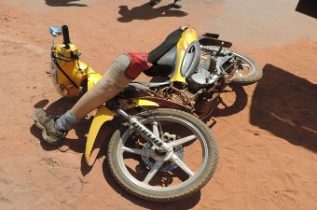 Condutor da moto perdeu uma das próteses no momento do acidente (Foto: Blog do Sigi Vilares)