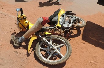 Motociclista perde prótese da perna após batida de frente com carro