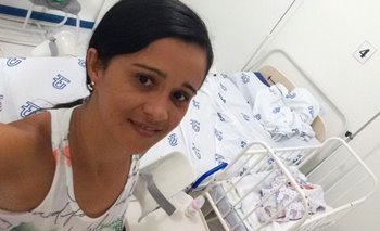 Desde o inicio da manhã de sábado Lúcia não faz outra coisa a não ser ficar ao lado da criança.