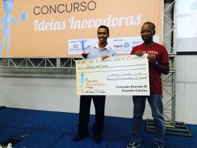 Maestro Josevaldo Nim recebe a premiação ao lado do seu pai.