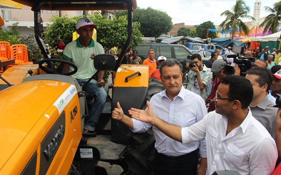 Presidente de Associação Comunitária após receber a chave posou para foto ao lado do governador de do prefeito