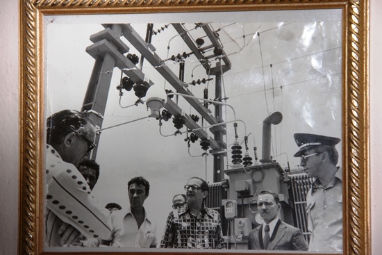 Ao lado de Roberto Santos, Zeca inaugura rede elétrica
