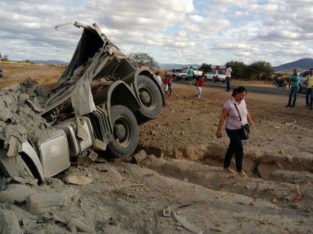 Carreta que transportava cimento tombou na BR-122