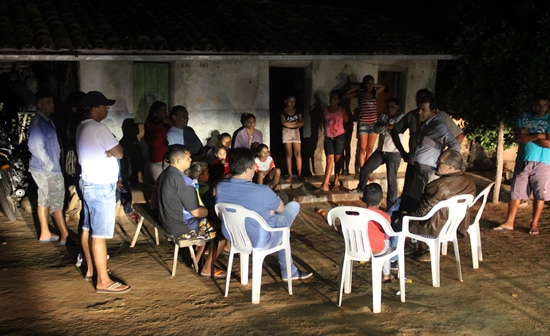 Reunião aconteceu com a iluminação dos faróis dos carros