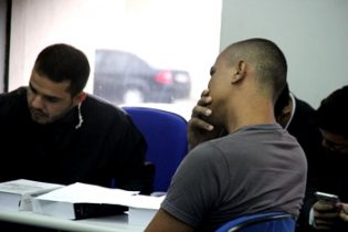 Leonardo de roupa trocada, acompanha atentamente o depoimento do ex-sogro