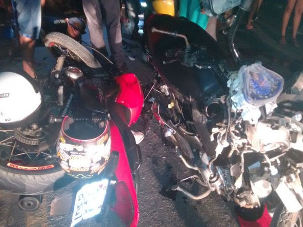 Três jovens morreram e outro ficou ferido depois de colisão entre motos na BR-101