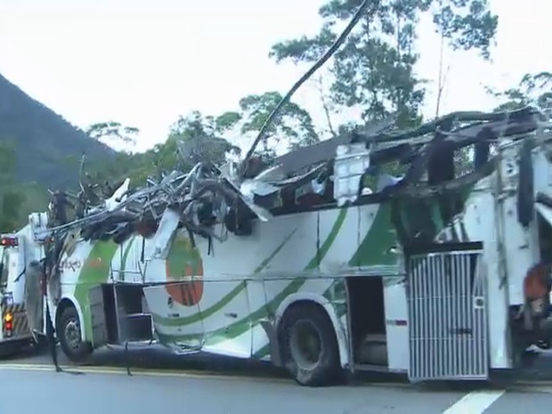 Ônibus que levava estudantes ficou completamente destruído