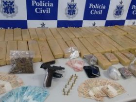 Foram apreendidos 80kg de maconha, dinhiero, arma, balaças de precisão e motocicleta
