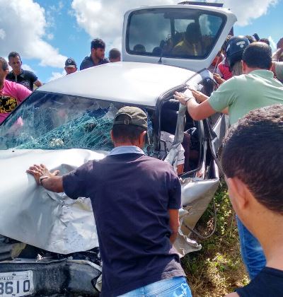 Populares desvirando o carro e prestando socorro às vítimas