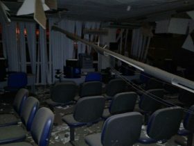 Parte da agência ficou destruída após o crime