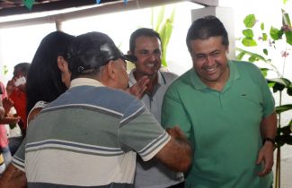 Deputado foi recebido com muita simpatia pelos moradores.