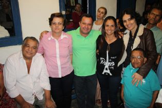 Em 2012 Lúcia estava lá ajudando na vitória de Nei do Banco (de verde) quando derrotou Dr Ney. Agora ele retribui o apoio