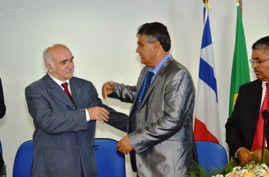 Ademildo passando o cargo para Anibal, para tratar da saúde