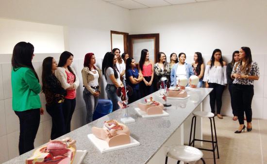 Estudantes conhecem um dos laboratórios | Foto: coordenação Faresi