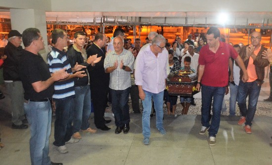 Momento que o caixão chegou a Prefeitura vindo de Salvador | Foto: Teones Araújo