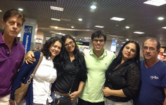 Antes do embarque dia 7 de julho, ao lado da direita para esquerda: Adermes (pai) Bernadete (mãe) o próprio, as tias Conceição e Rita e o esposo de Conceição Gleiber