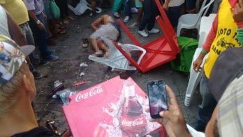 Vítima caída entre mesas e cadeiras de bar