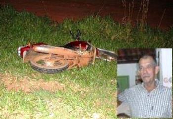 Moto que atropelou o idoso ficou no local do acidente