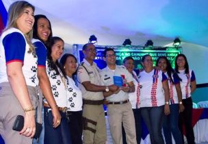Coronel passa uma placa ao monitor do Projeto