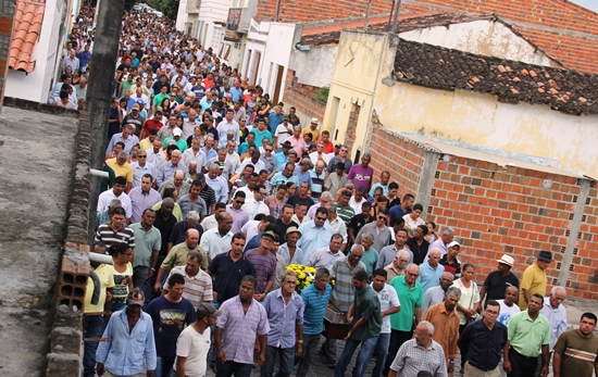 No momento do enterro políticos de situação e oposição se uniram para o adeus a Reinaldo | Foto: Raimundo Mascarenhas