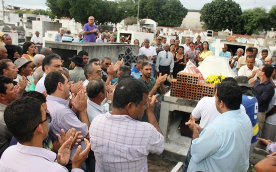 sepultamento de reinaldo ramos - foto- raimundo mascarenhas 2