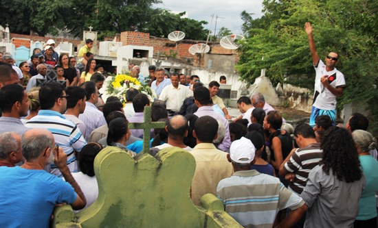 sepultamento de reinaldo ramos - foto- raimundo mascarenhas 3