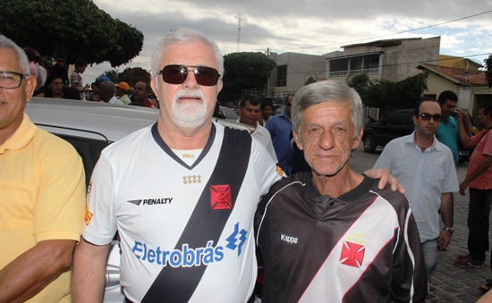 Amigos também se vestiram de Vasco para homenageá-lo | Foto: Raimundo Mascarenhas