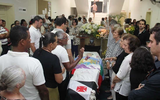 Irmãos de Reinaldo receberam cumprimentos de pesar ao lado do caixão | Foto: Raimundo Mascarenhas