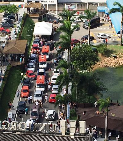Equipes de segurança e de socorro em frente a Universidade | foto: WhatsApp