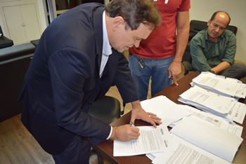 Secretário de Educação Walter Pinheiro assina contrato