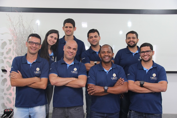 Parte da equipe de professores do Complexo Nobel - Da esquerda para a direita linha de frente: Gabriel (História e Geral) Danilo (Física) Venicio (Redação/Português) e Jordan (Quimica). Parte alta: Ilana (Biologia) Robenilton (Atualidades) André (História do Brasil) Saulo (Quimica) | Foto: Raimundo Mascarenhas