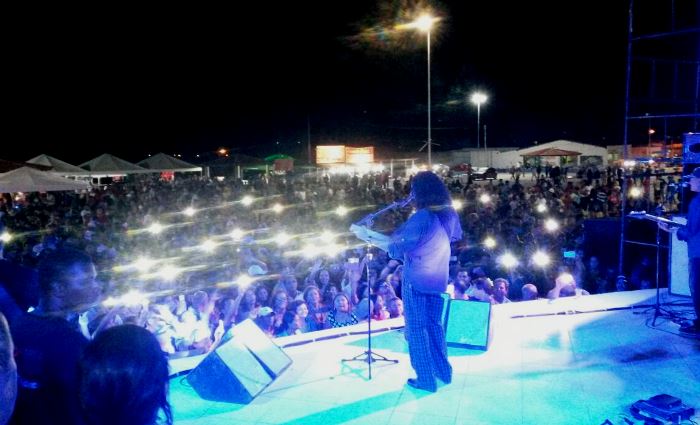 Público não perdeu a oportunidade de registrar o show de Fernando Mendes