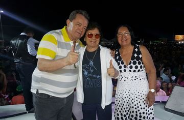 Bartô Galeno recebe no palco o prefeito Ito e a primeira dama Eliete