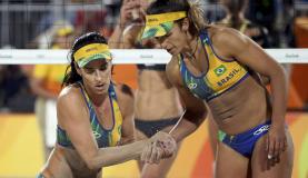 A dupla brasileira Agatha e Barbara conquistou a quinta medalha de prata do Brasil