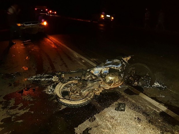 Motocicleta pegou fogo após colisão com carro e outra moto